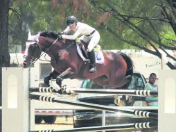 Andrea Calderón, a lomos de “Bad Boy du Bustelo”, realiza su recorrido en la prueba libre con obstáculos a 1.40 metros. EL INFORMADOR / F. Atilano