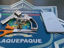 Imagen del arma decomisada y del celular robado a la víctima. ESPECIAL / Policía de San Pedro Tlaquepaque