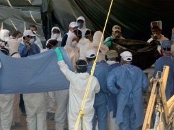 Tras una semana de iniciar la exhumación de los cuerpos, este lunes se inicia la segunda etapa en las labores. AFP / ARCHIVO