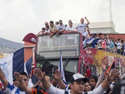 El equipo abordó una unidad de turibús para recorrer las calles y ofrecer el campeonato a sus seguidores. MEXSPORT / U. Naranjo