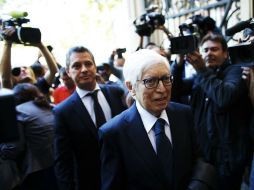 El abogado de Lio Messi, Enrique Bacigalupo (d), y el de su padre, Javier Sánchez-Vera (i), a su llegada a la Audiencia de Barcelona. EFE / A. García