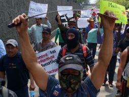 Obligaron a los cinco funcionarios a portar una cartulina donde 'rechazan la reforma educativa'. SUN / ARCHIVO