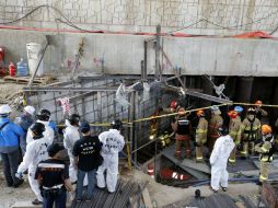 Rescatistas surcoreanos buscan sobrevivientes tras el accidente en un sitio de construcción del metro. EFE / J. Heon-Kyun