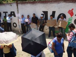 Los docentes obligaron a los agentes a tomarse fotos junto a carteles que les acusaban de 'reprimir a los maestros'. SUN / E. Hernández