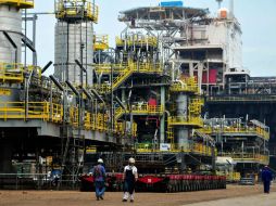 La OPEP ha advertido que un precio bajo podría disminuir la inversión y, por ende, crear riesgo de desabasto en el futuro. AFP /