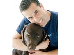 Regil decide dormir a su perrita 'Lucy' a causa del cáncer en los huesos que la aquejaba. FACEBOOK / Marco Antonio Regil