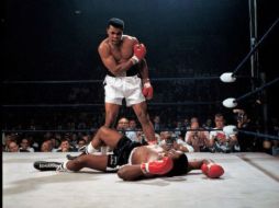 Muhammad Ali, entonces llamado Cassius Clay, en su victoria sobre Sonny Liston en 1965. AP /