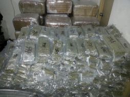 La mariguana estaba distribuida en 43 paquetes tipo ladrillo. ESPECIAL / Fiscalía