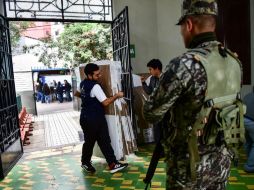 Los uniformados estuvieron a cargo en las últimas horas del traslado de material electoral. AFP / M. Bernetti