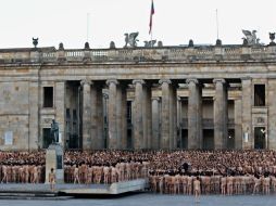 Para otra de las instantáneas, posaron sólo mujeres también con el edificio del capitolio de fondo. EFE / L. Muñoz