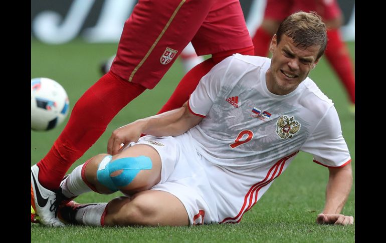 Alexander Kokorin recibe una falta durante el partido ante Serbia. AFP / V.Hache