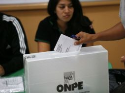 Policías debieron obligar a tres votantes a ejercer los roles para permitir el sufragio. AP / S. Izquierdo