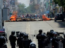 Un cohetón lanzado por los manifestantes lo lesionó provocándole una quemadura de tercer grado. SUN / ARCHIVO