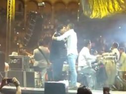 El fanático lo abraza y le murmura al oído, acto que Juanga corresponde con una palmada en la mejilla. YOUTUBE / Movimiento JuanGabrielistaMX