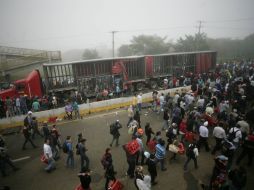 Los policías antimotines chocaron contra los docentes en el tramo carretero 'La Pochota' cuando pretendían bloquear esa ruta. SUN / ARCHIVO