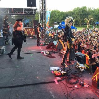 Moderatto se molesta e insulta a fans en Monterrey