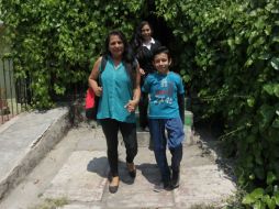 Berenice Hernández y su hijo, Carlitos, quien ha recorrido un largo camino junto a la asociación Re-Espalda para seguir recuperándose. EL INFORMADOR / F. Atilano