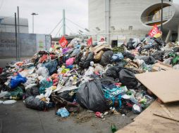 París ha sufrido protestas, falta de combustible e inundaciones, ahora enfrenta un nuevo desafío: montañas de basura abandonada. AFP / G. Van der Hasselt