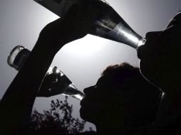 Aparte de sudar, el agua acelera el periodo para quemar calorías. EFE / ARCHIVO