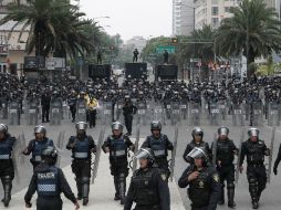 Más de 100 policías se encuentran sobre la calle Bucareli para impedir a el paso a la CNTE. EFE / A. Cruz