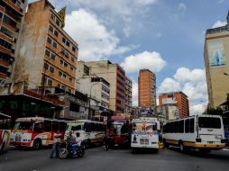 Ayer hubo cuatro manifestaciones en Caracas, una de ellas de transportistas aquejados por la falta de refacciones. AFP / F. Parra