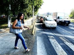 Todos los días y a pesar del temor, Liliana Manrique debe cruzar el Periférico Norte. EL INFORMADOR / E. Barrera