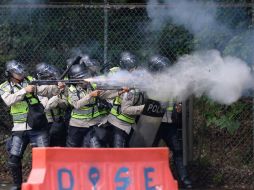 Los policías lanzaron gases lacrimógenos para tratar de disperar a los manifestantes. AFP / F. Parra