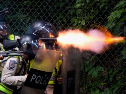 Este jueves se registró un enfrentamiento entre estudiantes y policías en el centro de Caracas. AFP / F. Parra
