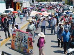La movilización que avanza sobre la Autopista del Sol está conformada por maestros, padres de familia y asociaciones civiles. SUN / ARCHIVO