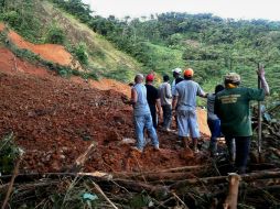 Fotografías difundidas por la Defensoría del Pueblo mostraban cómo una gran cantidad de tierra bloqueó la carretera. EFE / Defensoría del pueblo