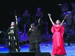 Celebración. Las cantantes celebraron su visita a Guadalajara y se dieron tiempo para beber un tequila. EL INFORMADOR / F. Atilano