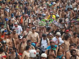 ''¡No sean mirones, quítense los chones!'', era el grito dedicado a los peatones que captaban al contingente de ciclistas. EL INFORMADOR / F. Atilano