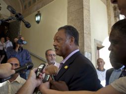 Jackson afirma que Clinton es la mejor esperanza para combatir el desempleo y la violencia armada en EU. AP / ARCHIVO