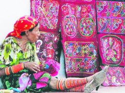 Elegante. Una bien vestida mujer Kuna-Guna  exhibe su arte en las Molas que con orgullo cuelga en la pared. EL INFORMADOR / P. Fernández Somellera