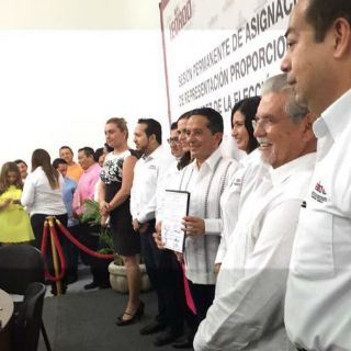 Carlos Joaquín recibe constancia como gobernador