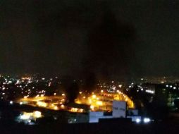 Humo denso se eleva sobre el complejo penitenciario. EFE /