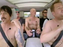 Además de cantar algunos éxitos, el vocalista y Corden terminaron quitándose la playera. YOUTUBE / The Late Late Show with James Corden