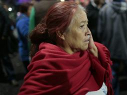 Unos 500 familiares de internos del reclusorio continúan en el exterior en espera de informes de sus familiares. AFP / P. Pardo