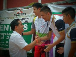 André Marx Miranda estuvo premiando a algunos de los ganadores. TWITTER / @codejalisco