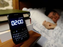 Usar gadgets antes de dormir puede afectar tu descanso por lo que se recomienda no utilizarlos 90 minutos antes de dormir. AFP / ARCHIVO