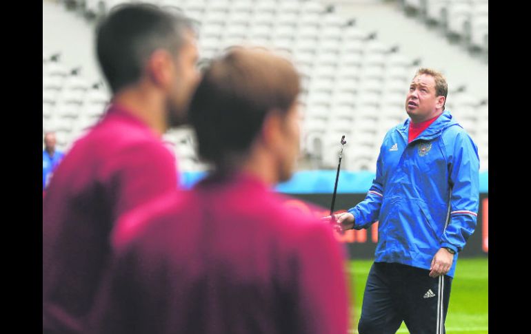 El técnico de Rusia, Leonid Slutsky (derecha), charla con sus jugadores durante la práctica de ayer en el Estadio Pierre Mauroy. EFE /