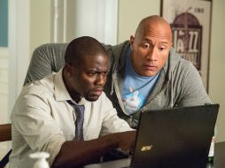 Kevin Hart, izquierda, y Dwayne Johnson, en una escena de 'Un Espía y Medio', que se estrenará este junio. AP / Warner Bros. Entretainment Inc.