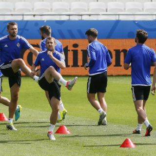 Ucrania e Irlanda del norte buscan sobrevivir en la Euro