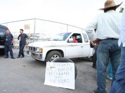 En febrero pasado representantes de ejidatarios de El Zapote acudieron al aeropuerto donde tomaron el estacionamiento. EL INFORMADOR / ARCHIVO