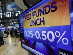 Una pantalla muestra la decisión de la Fed de mantener sus tasas en el nivel actual de 0.25% y 0.50 por ciento. AP / R. Drew