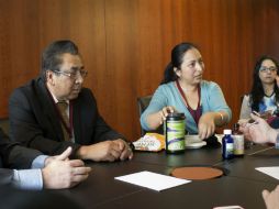 Mayela Benavides, madre de una niña con el síndrome de Lennox-Gastaut, muestra medicamentos a legisladores. SUN / A. Martínez