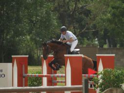 Fabián Sejanes monta a 'Santa Rosa Selecto' durante su recorrido en la prueba libre a 1.40 metros. EL INFORMADOR / F. Atilano
