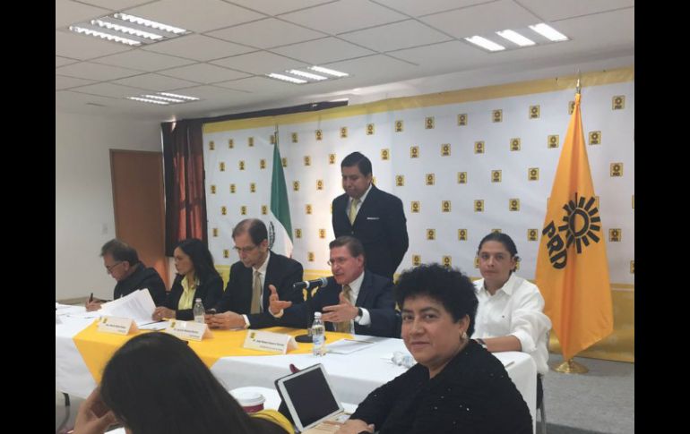 En la sede nacional del sol azteca, los mandatarios electos son respaldados por dirigentes de las diversas corrientes perredistas. TWITTER / @mary_telma