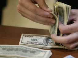 El Banxico indica que el tipo de cambio para solventar obligaciones denominadas en moneda extranjera es de 18.8527 pesos. AP / ARCHIVO