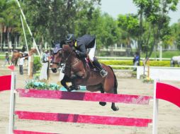 El binomio conformado por Juan Manuel Luzardo y “Stan”, en su recorrido de ayer en la prueba estelar en el club La Hípica. EL INFORMADOR / F. Atilano